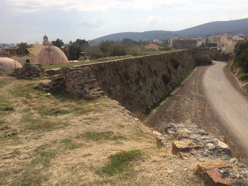 H τάφρος όπου μέχρι πέρσι φιλοξενούνταν πρόσφυγες και μετανάστες