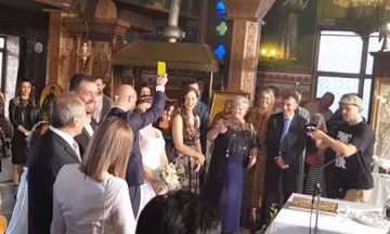 Απίστευτο σκηνικό σε γάμο στην Πάργα: Ο διαιτητής έβγαλε κίτρινη στην νύφη (vid)