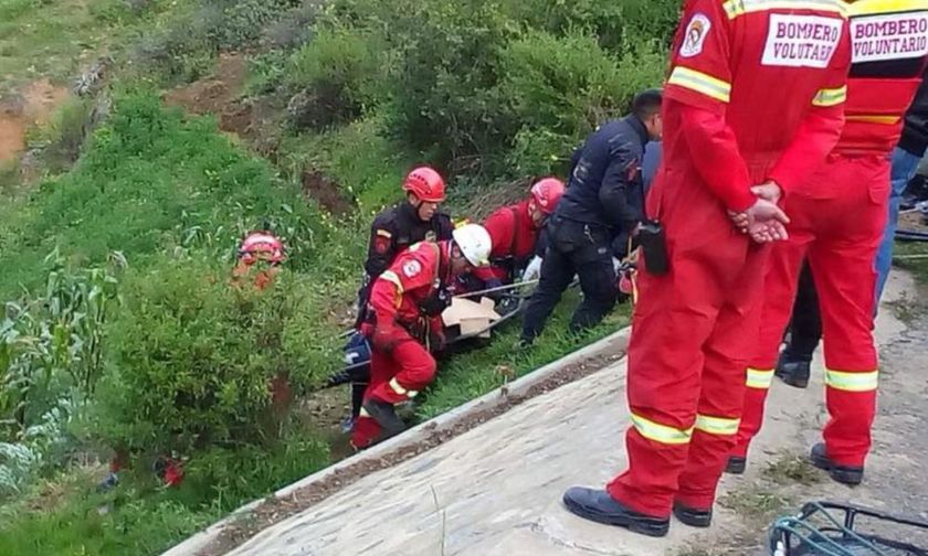 Επτά νεκρά παιδιά από πτώση λεωφορείου σε χαράδρα -Μέλη ποδοσφαιρικής ομάδας (pics)