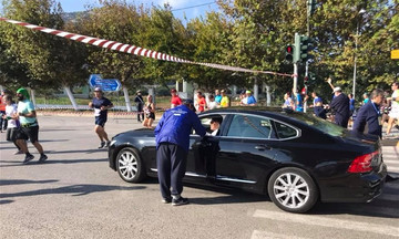 O Ψινάκης ήθελε να περάσει με τη λιμουζίνα του ανάμεσα στους αθλητές του Μαραθωνίου! (pic)