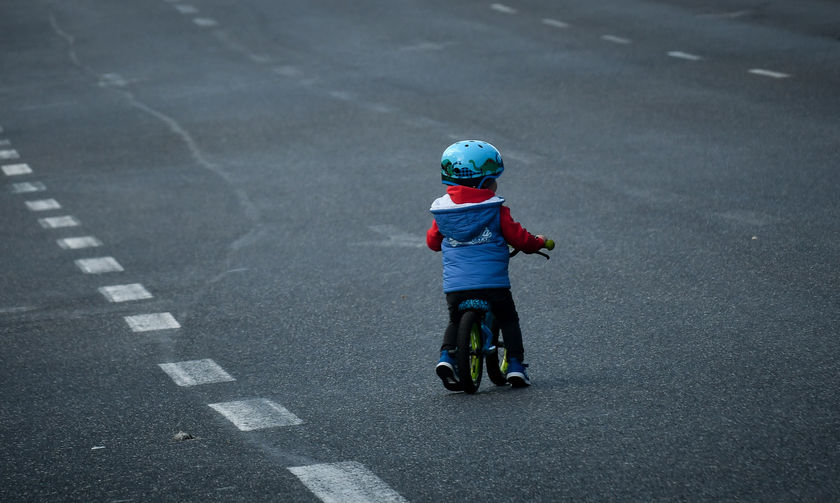 Η φωτογραφία της χρονιάς: Παιδί με ποδήλατο μπροστά στις ρόδες λεωφορείου.. (pic)