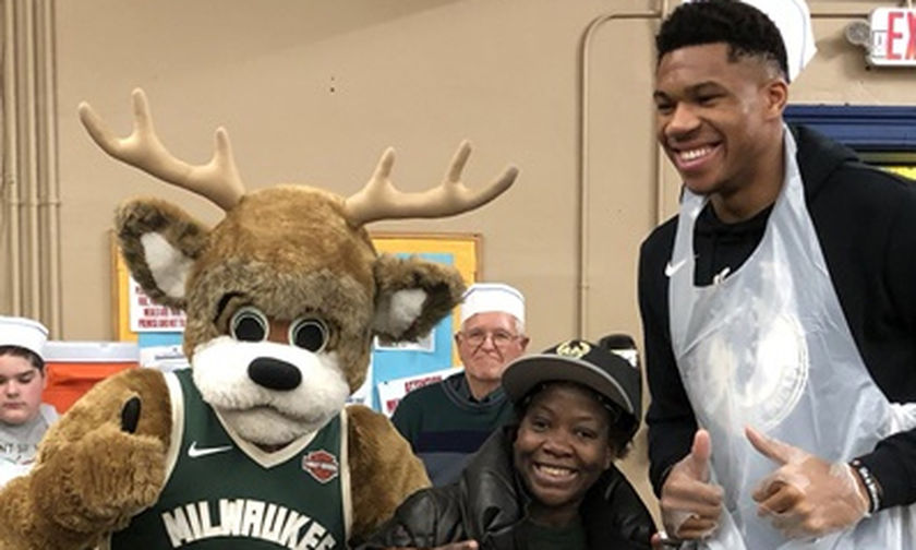 Ο Γιάννης Αντετοκούνμπο έκανε τον σερβιτόρο! (vid+pics)