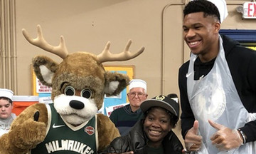 Ο Γιάννης Αντετοκούνμπο έκανε τον σερβιτόρο! (vid+pics)