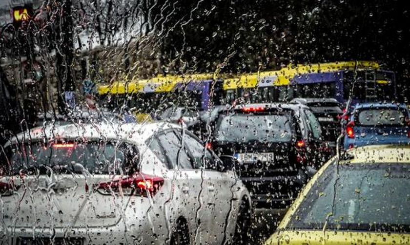 Αυξημένη η κίνηση στους δρόμους της Αθήνας λόγω της βροχής - Πού εντοπίζονται τα προβλήματα