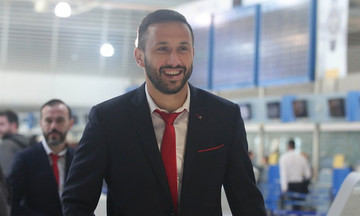 Αναχώρηση Ολυμπιακού: Ο χαρούμενος Μαρτίνς και ο σκεπτικός Φέτφα (vid)