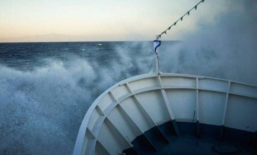 Κύματα σκεπάζουν πλοίο που δίνει μάχη στη φουρτουνιασμένη θάλασσα (Video)