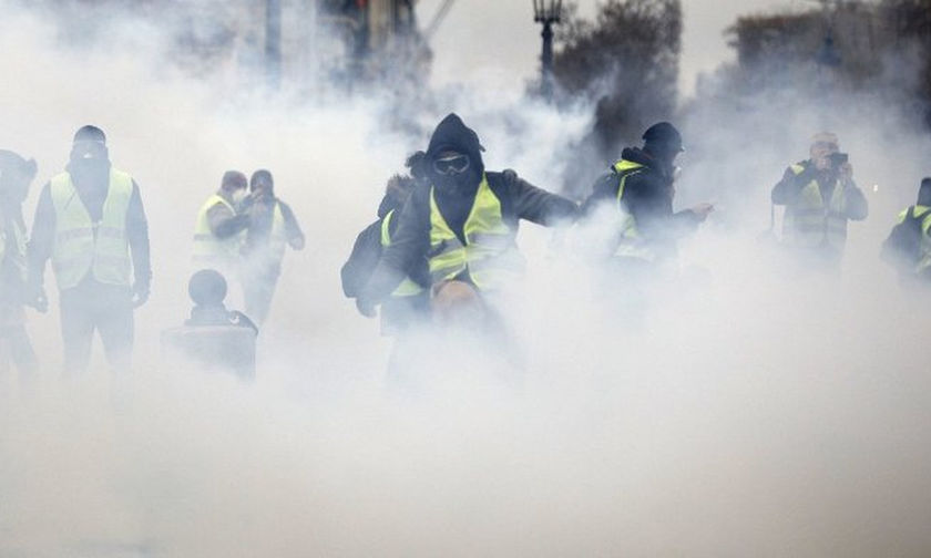 «Πεδίο μάχης» θυμίζει το Παρίσι- Φωτιές, τραυματισμοί και συλλήψεις