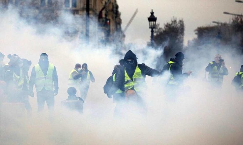 Κίτρινα γιλέκα: Ποιοι και γιατί «καίνε» το Παρίσι και 12 φωτογραφίες που δείχνουν τη δράση τους 