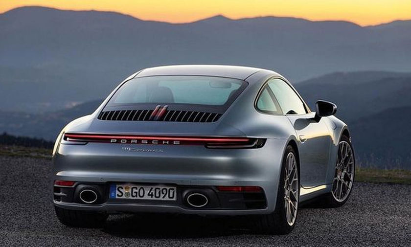 H Porsche έκανε τα «αποκαλυπτήρια» της νέας 911 