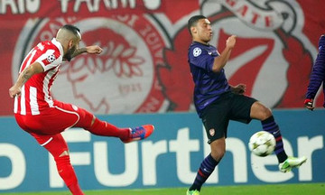 Όταν ο Ολυμπιακός νίκησε με 2-1 την Άρσεναλ στο Καραϊσκάκη (vid)