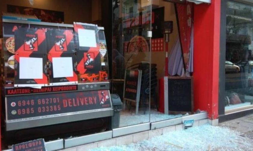 «Γυαλιά καρφιά» έκαναν το κατάστημα του ιδιοκτήτη που ξυλοφόρτωσε ντελιβερά (pics)