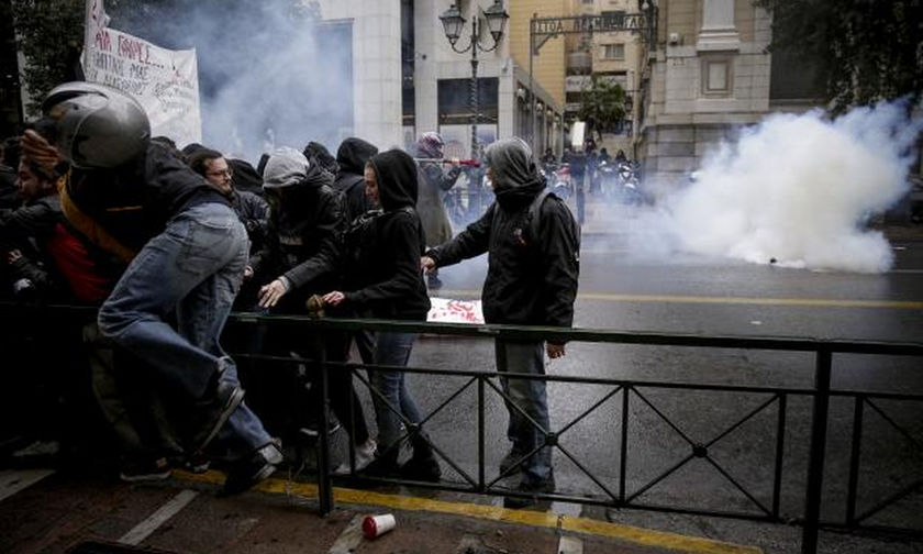 Δέκα προσαγωγές στο συλλαλητήριο για τον Αλέξη Γρηγορόπουλο - Άνοιξαν οι σταθμοί του μετρό