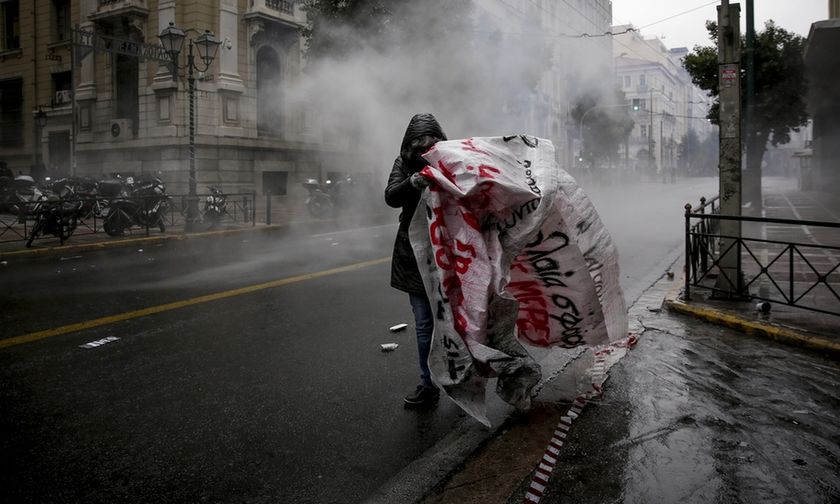 Φωτιές και οδοφράγματα στα Εξάρχεια -Κουκουλοφόροι ανεβαίνουν σε ταράτσες (vid)