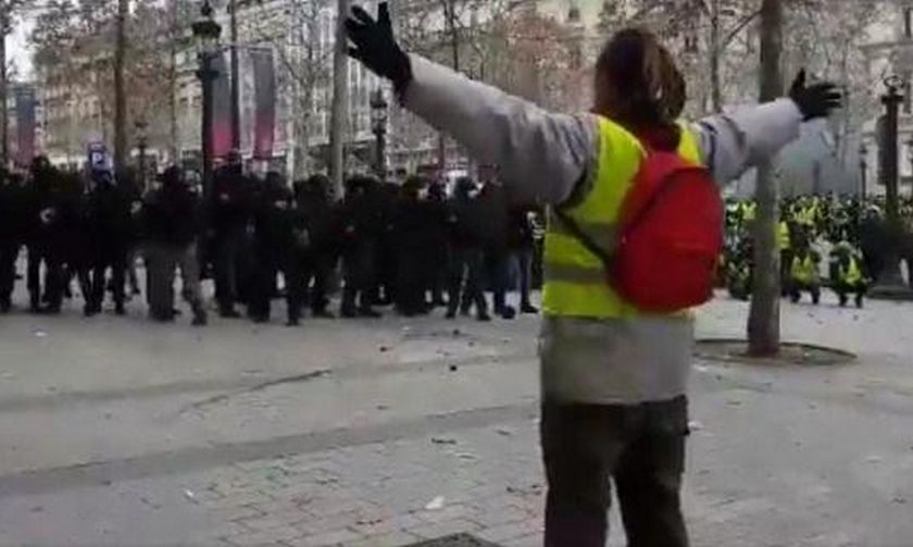 Γάλλοι Αστυνομικοί κάνουν σκοποβολή πάνω στα κίτρινα γιλέκα! (vid)