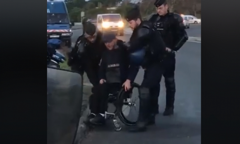 Σκηνές ντροπής: Γάλλοι αστυνομικοί πετούν διαδηλωτή από το αναπηρικό του καροτσάκι (vid)