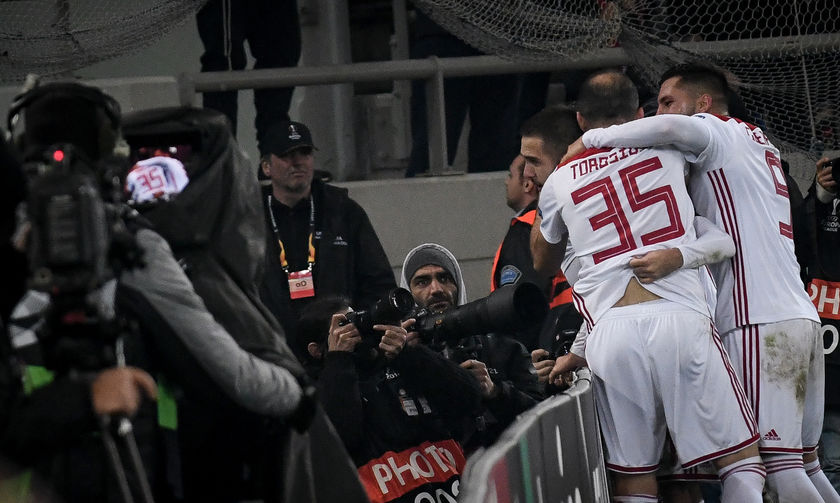 Ολυμπιακός-Μίλαν 3-1: Οι πανηγυρισμοί του κόσμου του Ολυμπιακού με τους παίκτες (vid) 