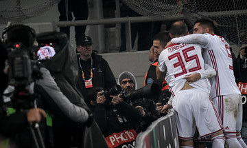 Ολυμπιακός-Μίλαν 3-1: Οι πανηγυρισμοί του κόσμου του Ολυμπιακού με τους παίκτες (vid) 