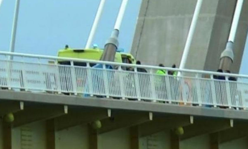 «Πάρε με αγκαλιά»: Η έκκληση του παρ' ολίγον αυτόχειρα στη Γέφυρα Ρίου - Αντιρρίου