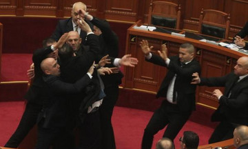 Πέταξαν αυγό στον Αλβανό πρωθυπουργό Έντι Ράμα ενώ μιλούσε στη Βουλή (vid)