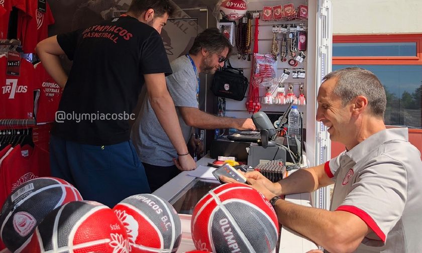 Χριστούγεννα με το Olympiacos BC Road Store στον Πειραιά!