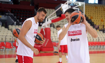 Ολυμπιακός-Περιστέρι 92-69 - Το παθιάρικο φιλί του Παπανικολάου στον Μιλουτίνοφ (vid)