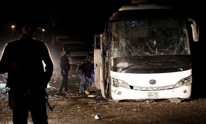 Τρεις νεκροί και 11 τραυματίες από την έκρηξη σε τουριστικό λεωφορείο στην Αίγυπτο