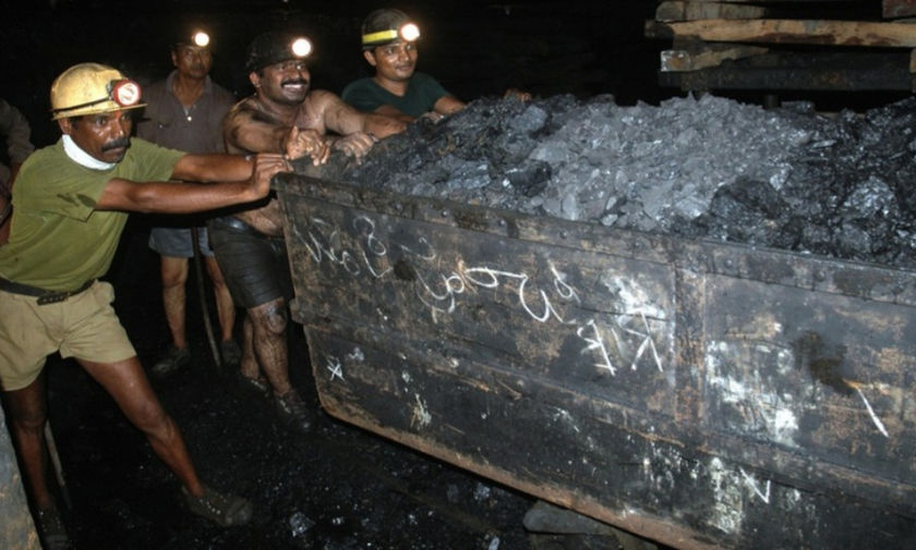 Πλημμύρισε ορυχείο στην Ινδία- Δύτες επιχειρούν να σώσουν 15 εργάτες (vid)