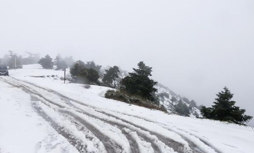 Xιονίζει στην Πάρνηθα- Σε ποια ορεινά δίκτυα η κυκλοφορία γίνεται με αλυσίδες 