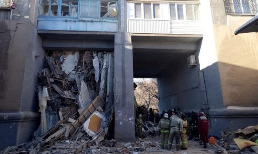 Κατέρρευσε πολυκατοικία στη Ρωσία- Επτά νεκροί στα ερείπια
