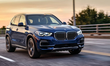 Παρκάρει μόνη της η BMW X5 (vid)