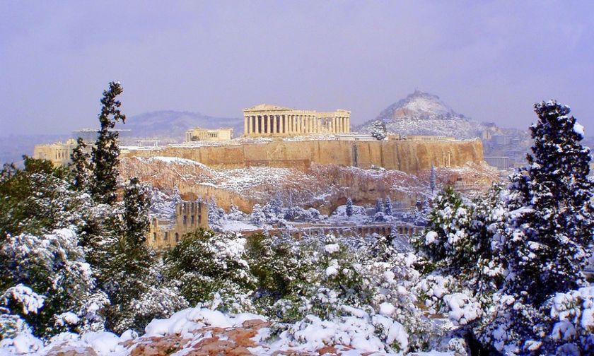 Καιρός: Εξαπλώνεται ο χιονιάς σε όλη την Ελλάδα – Στα λευκά ντύνεται η Αττική