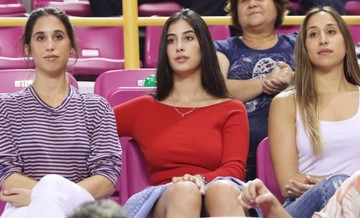 Φωτιά στα κόκκινα οι κόρες του Ντέιβιντ Μπλατ: ντύθηκαν... Ολυμπιακός (pic)