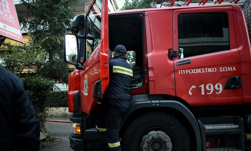 Θεσσαλονίκη: Διάσωση άνδρα από οροφή φλεγόμενου συνεργείου αυτοκινήτων
