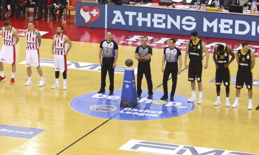  Ολυμπιακός-ΑΕΚ: Aποδοκιμασίες στο ΣΕΦ για τους διαιτητές