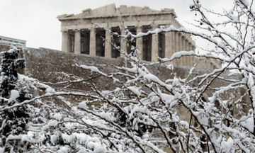 Χιονίζει τώρα στην Αττική (vid) - Πότε θα ξέρουμε αν θα παραμείνουν αύριο κλειστά τα σχολεία