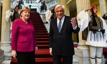 Σε Προεδρικό Μέγαρο και Άγνωστο Στρατιώτη η Άνγκελα Μέρκελ - Κατέθεσε στεφάνι