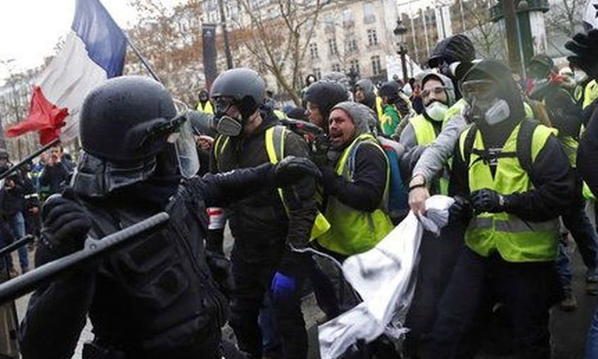 Τρομακτικό: Αστυνομικοί χτυπούν με μανία γυναίκα - διαδηλωτή στη Γαλλία (vid)