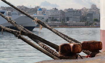 Δεμένα τα πλοία στα λιμάνια της Αττικής - «Λυσσομανά» ο αέρας στο Αιγαίο