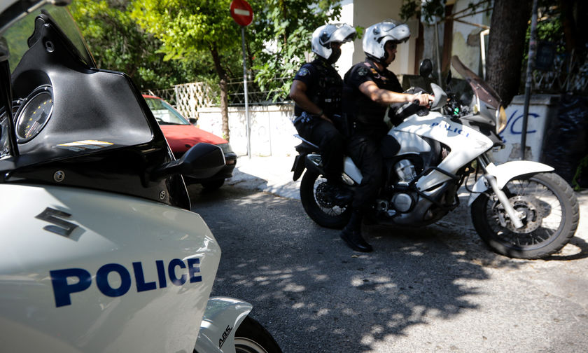 Αστυνομικοί «συνέλαβαν» άλογο στο κέντρο του Πειραιά