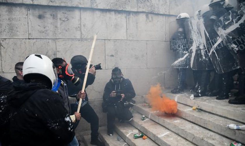 Συλλαλητήριο ενάντια στη συμφωνία των Πρεσπών: Πέτρες, χημικά και 10 τραυματίες αστυνομικοί