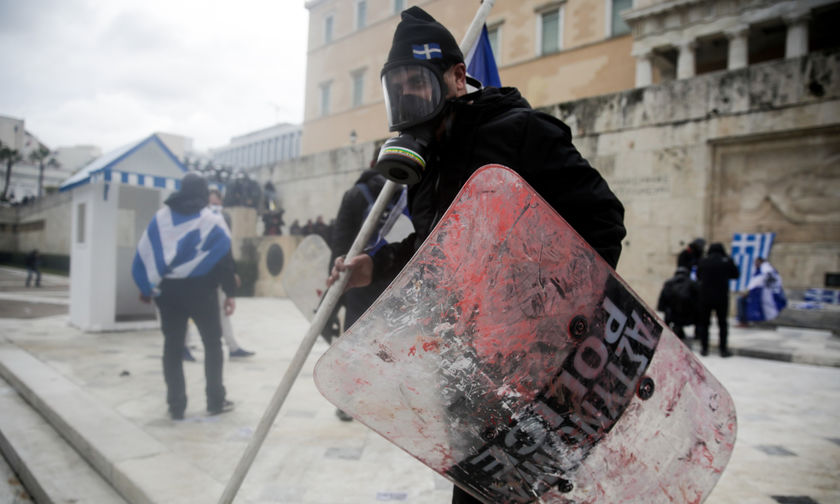 Επεισόδια, ξύλο και χημικά στο Σύνταγμα (pics) 