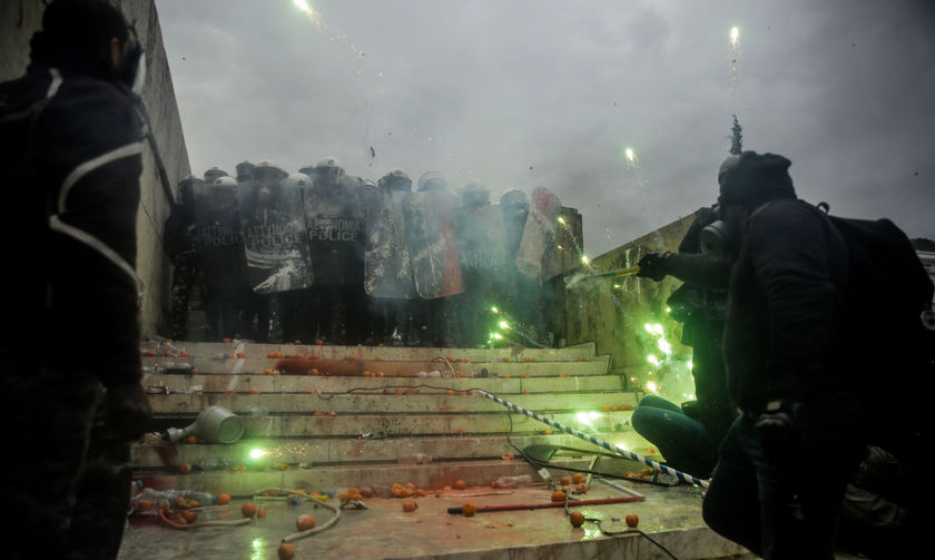 Συλλαλητήριο για τη Μακεδονία: Η διαδήλωση αμαυρώθηκε από εκτεταμένα επεισόδια (vid)