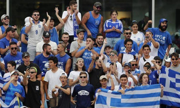 Τραγούδησαν τον εθνικό ύμνο για τον Τσιτσιπά (vid)