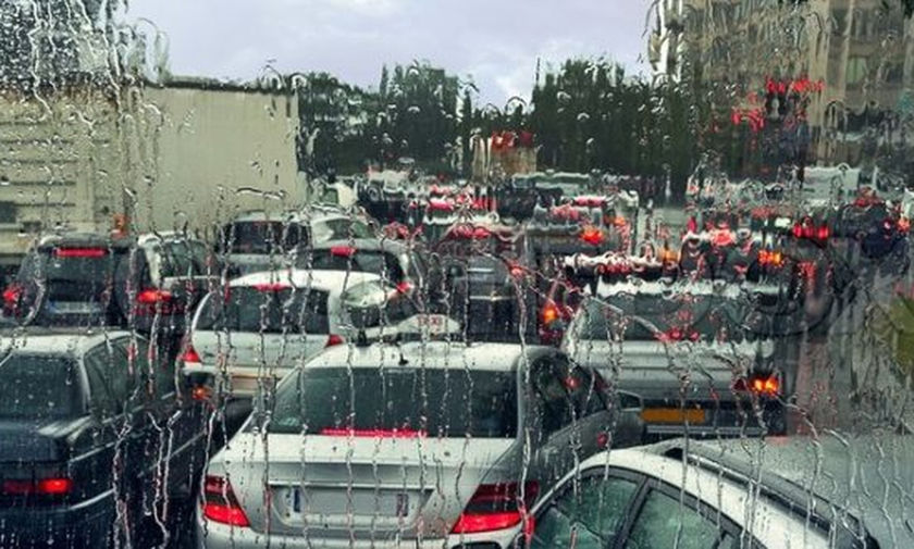 Απίστευτη κίνηση υπό βροχή στο κέντρο της Αθήνας – Στα όρια τους οι οδηγοί