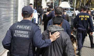 Μαχαιρώματα, ναρκωτικά και λαθραία τσιγάρα: Το κέντρο της Αθήνας στο έλεος των συμμοριών