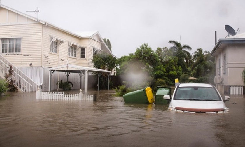 Γέμισαν κροκόδειλους οι πλημμυρισμένοι δρόμοι της Αυστραλίας