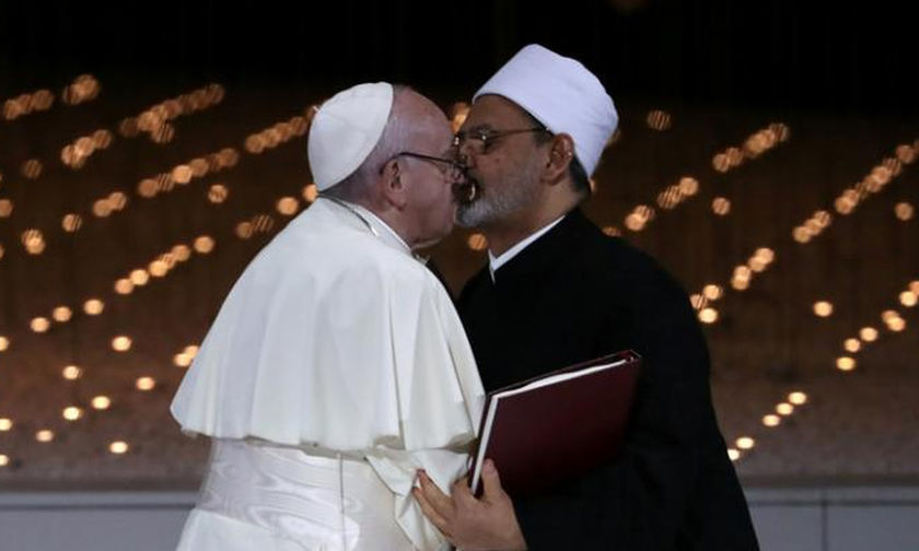 Το φιλί «στο στόμα» του Πάπα με τον Μεγάλο Ιμάμη του αλ Άζχαρ – Μήνυμα ενάντια στο θρησκευτικό μίσος
