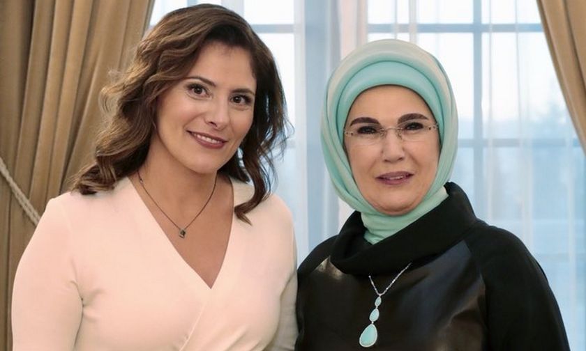 Περιστέρα Μπαζιάνα - Εμινέ Ερντογάν: Τσάι και χαμόγελα στα σαλόνια του «Λευκού Παλατιού»