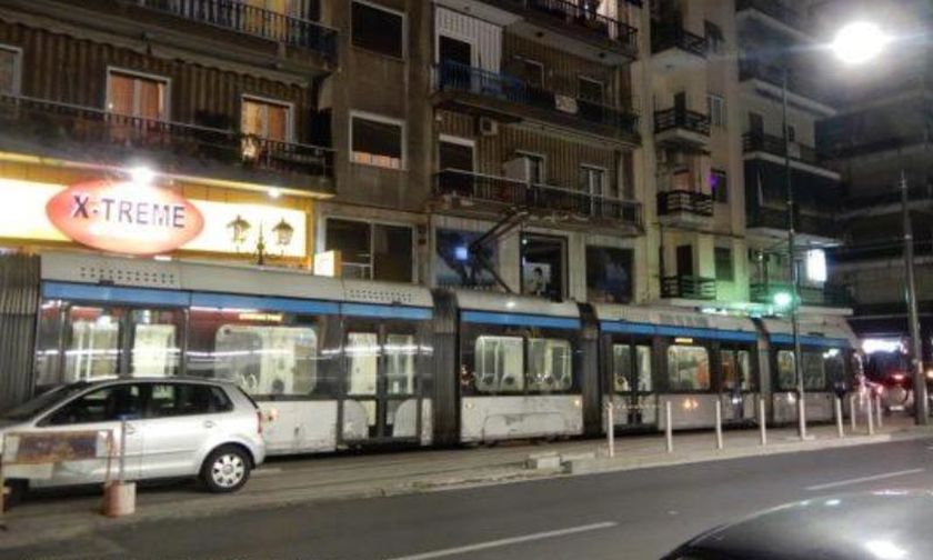 Το τραμ ξανά στους δρόμους του Πειραιά (vid)