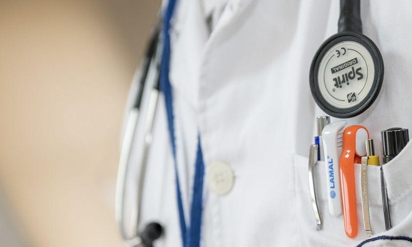 Συνελήφθη 42χρονος γιατρός – Ύποπτος για πλαστό δελτίο υγείας ποδοσφαιριστή στην Κύπρο